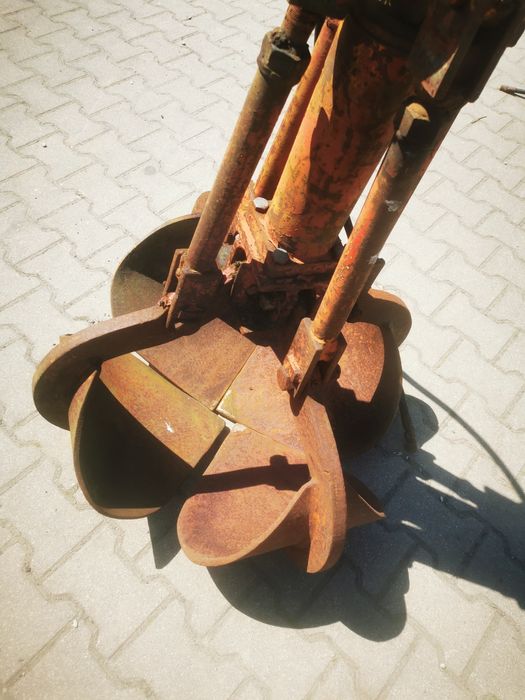 Chwytak do koparko ładowarki z obrotnicą