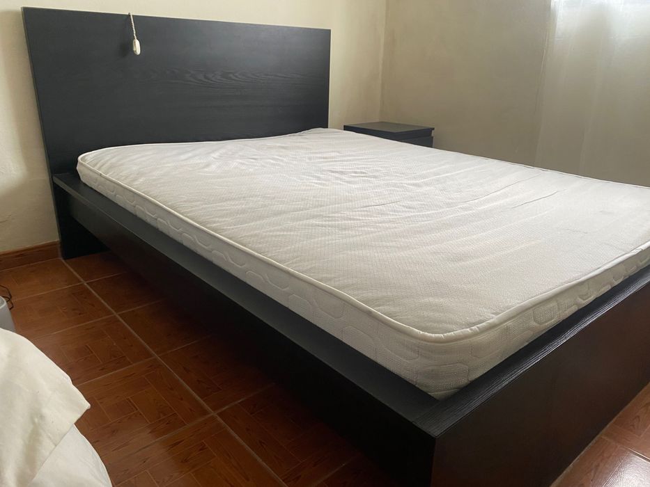 Cama de casal com mesinha de cabeceira e cómoda