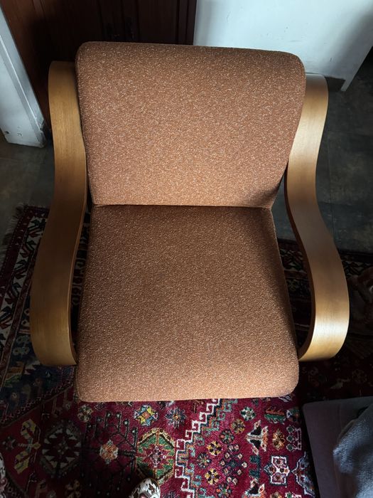 Poltrona de Madeira e Tecido Curved