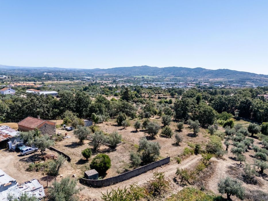 Moradia em pedra isolada com piscina e jardim