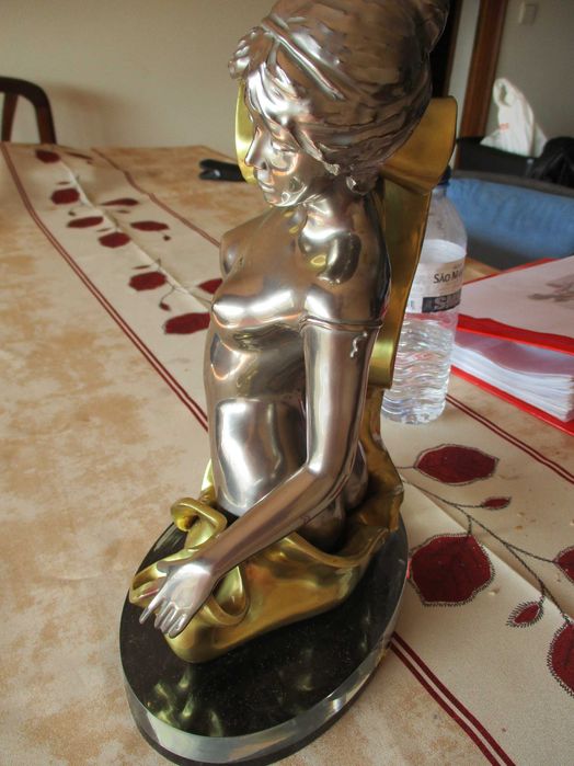 Estatueta em platina Assinada