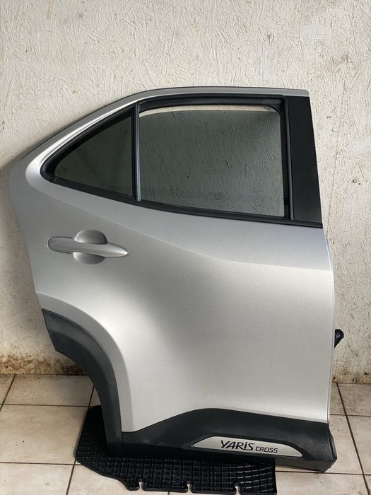 Toyota yaris cross drzwi 1L0