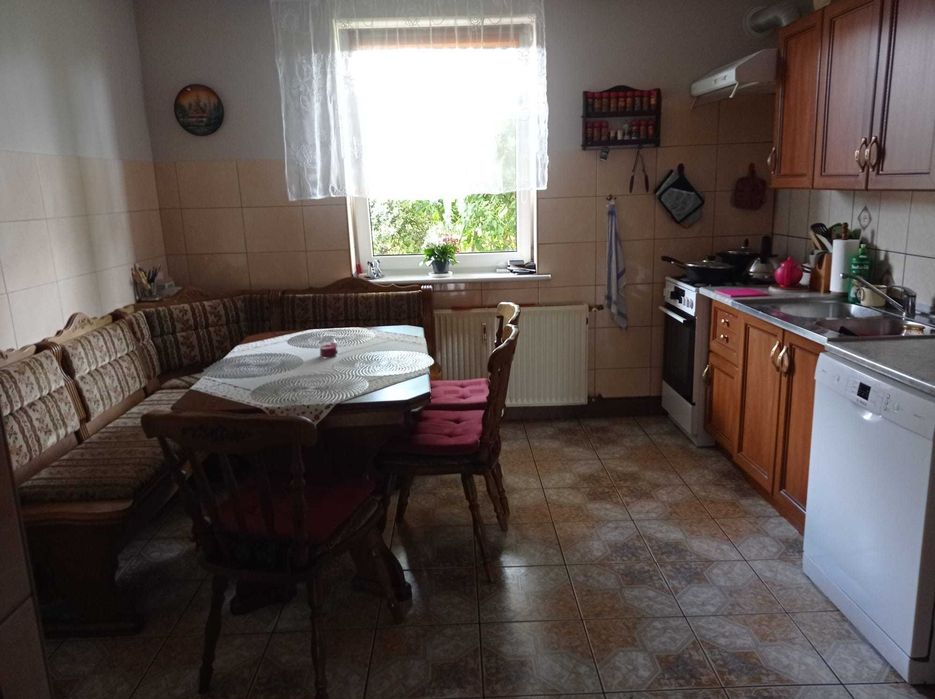 Przestronny Dom z Garażem i Ogrodem