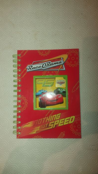 MCQueen Ttroley e cadernos.