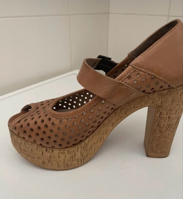 Sapato camel com fivela
