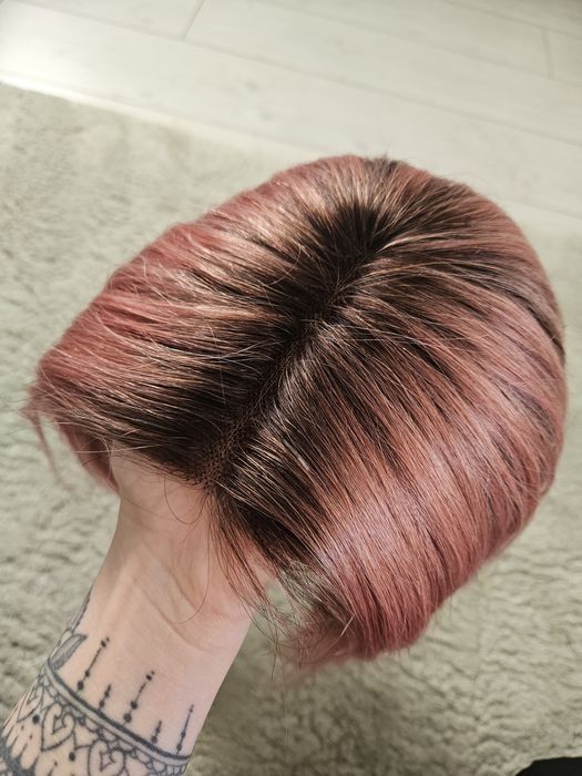 Peruka z włosów naturalnych w kolorze różu