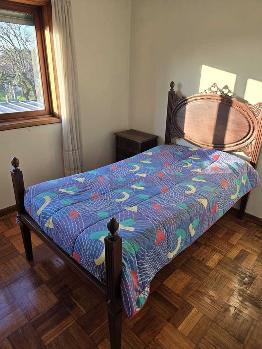 Quarto (cama e 1 mesa de cabeceira)