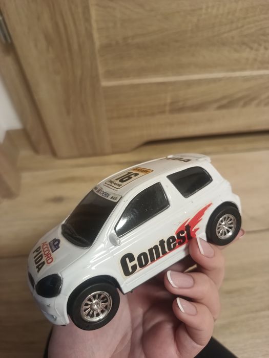 Białe auto samochód