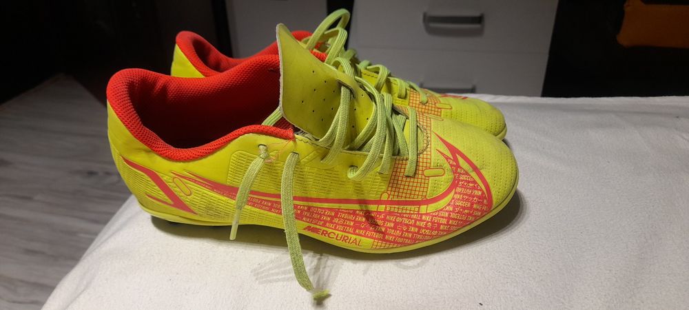 Żółte korki NIKE o rozmiarze 38.5