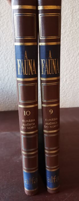 Dois  volumes da enciclopédia "A Fauna"
