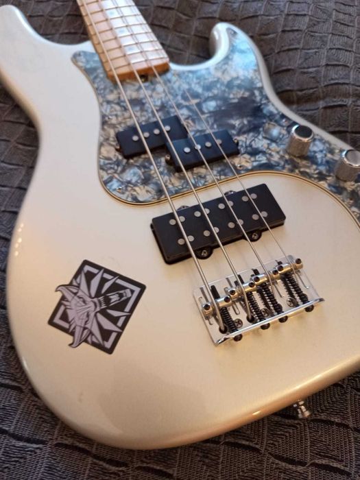 Fender American Deluxe Precision Bass