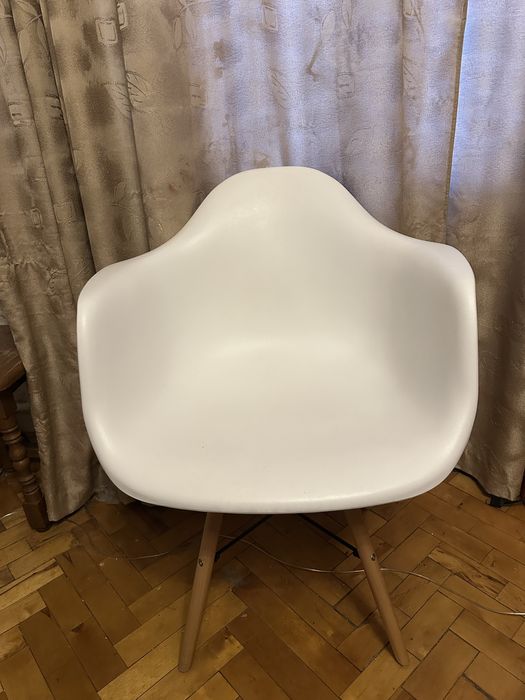 Комплект стільці з підлокітниками білі 4 шт