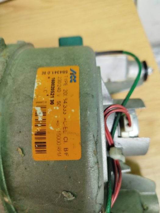 Мотор б/у на стиральную машину Ariston avsl80  в идеальном состоянии !