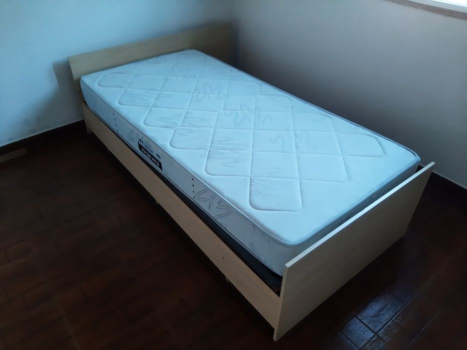 Cama com estrado e colchão