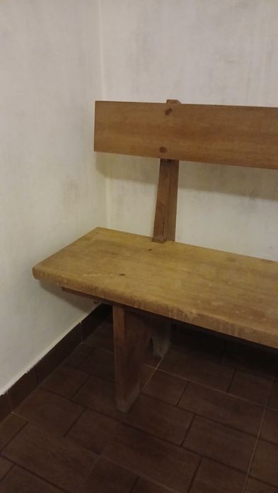 Banco comprido de madeira