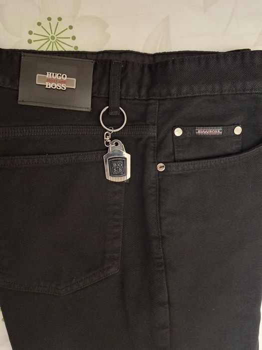 продам джинсы " HUGO BOSS"
