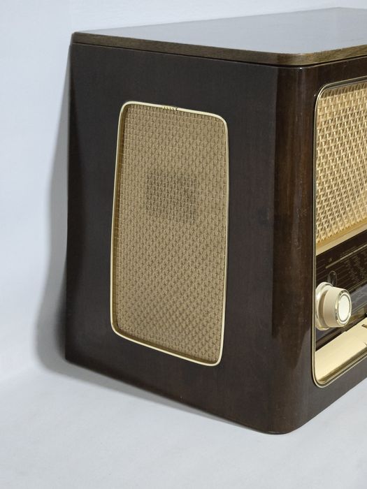 Rádio antigo com gira discos reparado Grundig