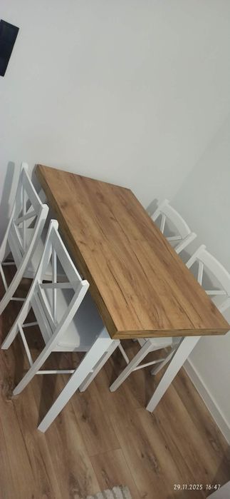 Stół z krzesłami
