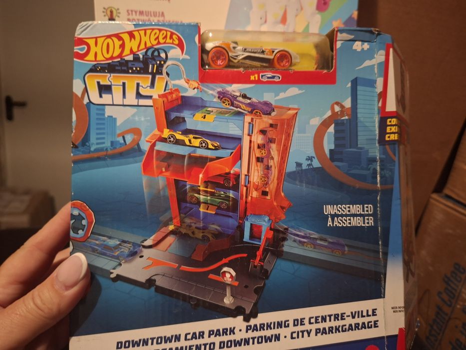 Hot Wheels zestaw autko plus parking