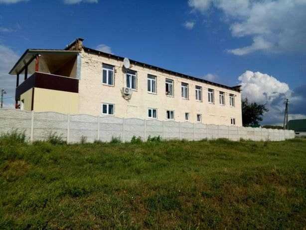 У селі Єрковці продається комплекс нерухомості, що складається з майстерень, складів та адміністративної будівлі.