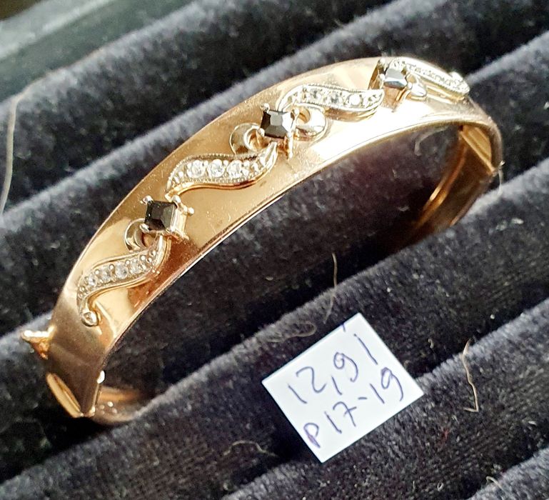 В продаже золотые изделия производства СССР.