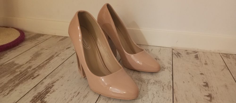 Beżowe buty na obcasie/słupku