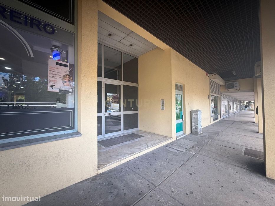 Loja totalmente equipada  – Santo António dos Cavaleiros