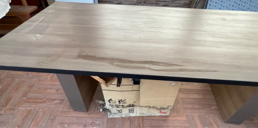 Mesa de madeira de jantar ou reuniões