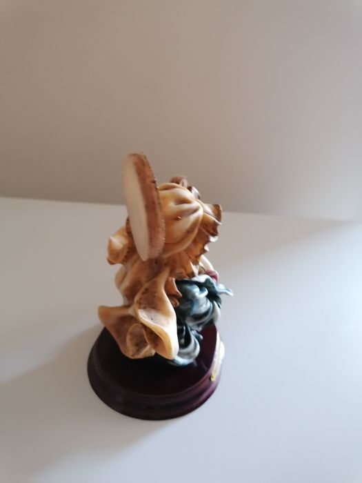 Estatueta de Maria e o menino Jesus pintada a mão
