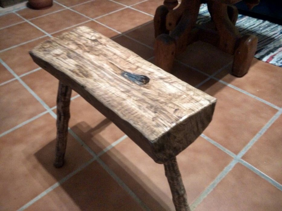 Banco com 3 pés muito bonito.