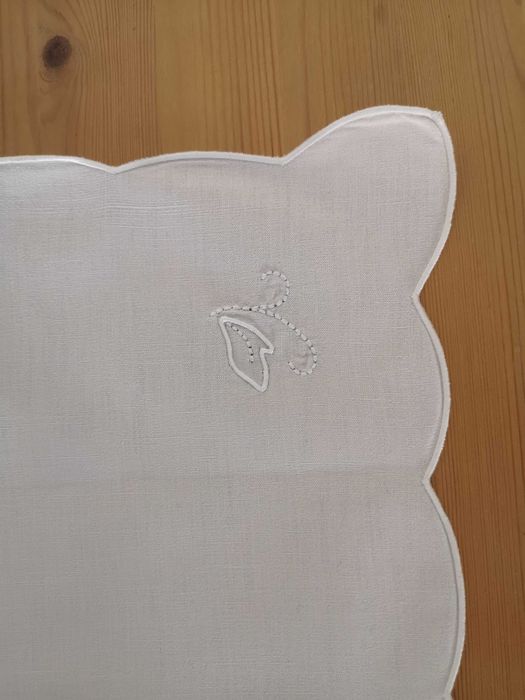 Naperon com pormenores bordados
