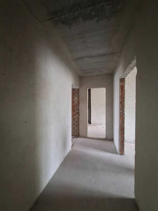 Продаю панорамну 4кімнатну квартиру на березі річки.Газифікована.110м2