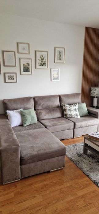 Sofá e mesinha de apoio