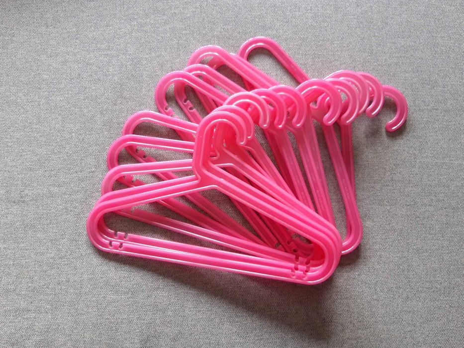 conjunto de cabides em plástico resistente para roupeiro de crianças ou bebés