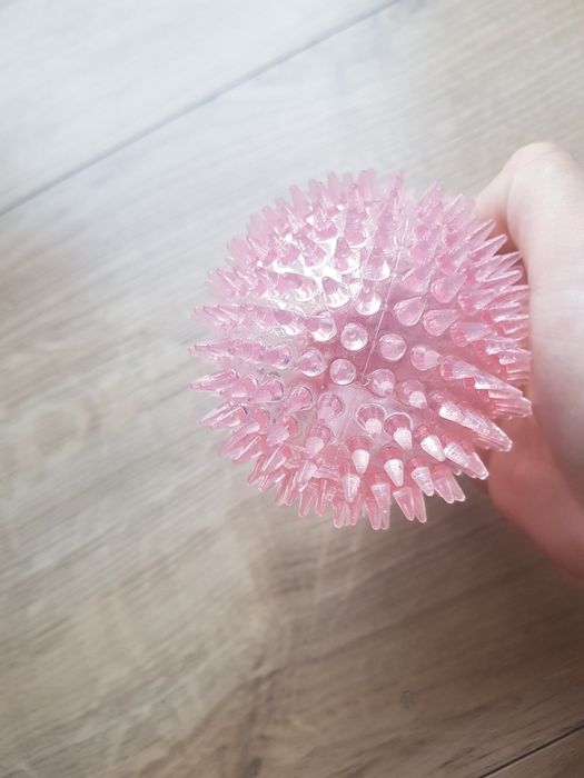 Zabawka dla psa PIŁKA PISZCZĄCA z kolcami jeżyk