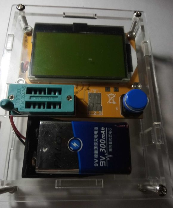 тестер транзисторов в корпусе с аккумулятором