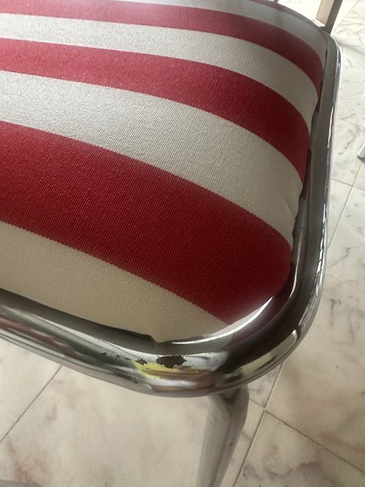 Vende-se cadeiras riscas vermelhas e brancas