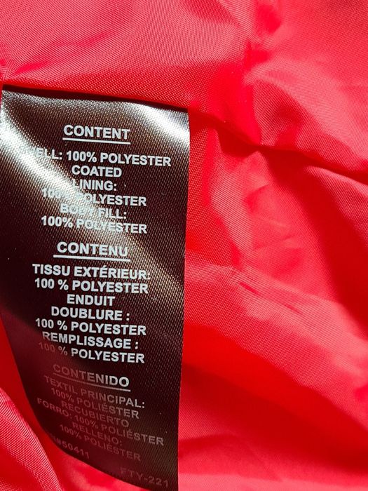 Śliczna czerwona kurtka