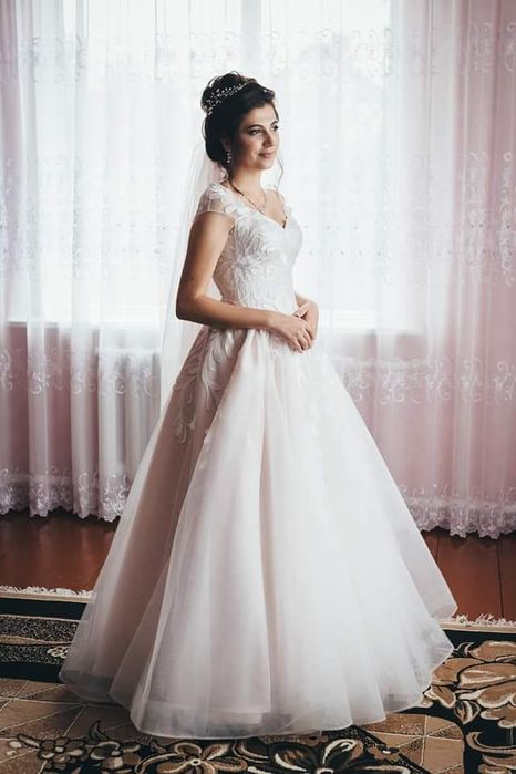 Продам весільну сукню