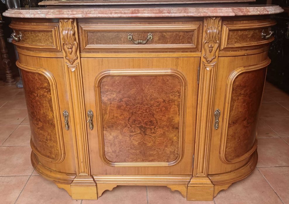 Móvel aparador com pedra rosa