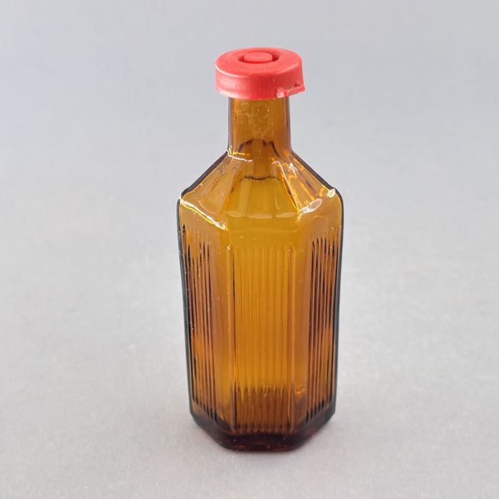 piękna mała miodowa buteleczka butelka po lakach apteczna