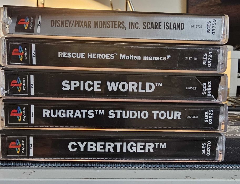 Zestaw gier (2) PS1- Molten Menace Monster Inc. Rugrats Spice Cyber Tiger kompletne 3xA