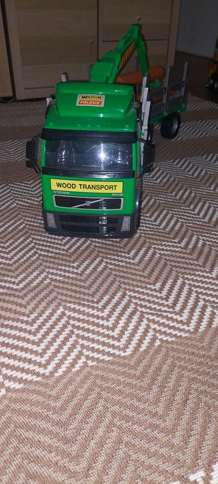 Camião transporte lenha criança