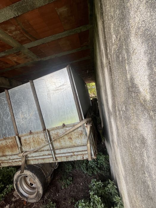 Reboque sem documentos e sem bascula