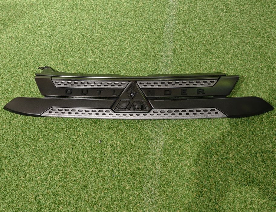 Решітка бампера передня  на Mitsubishi Outlander PHEV 3