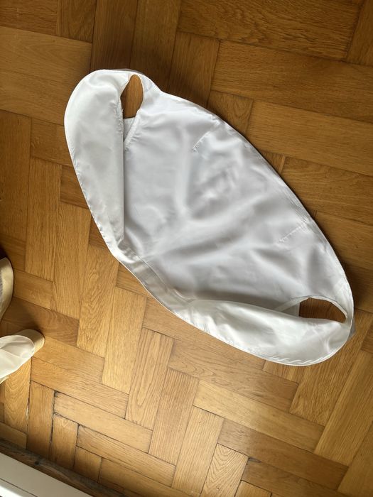 Białe bolerko ślubne