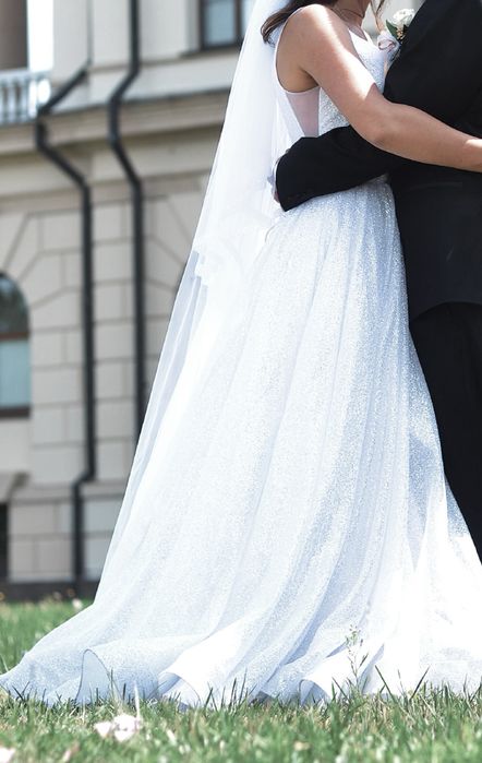 Блискуча біла весільна сукня