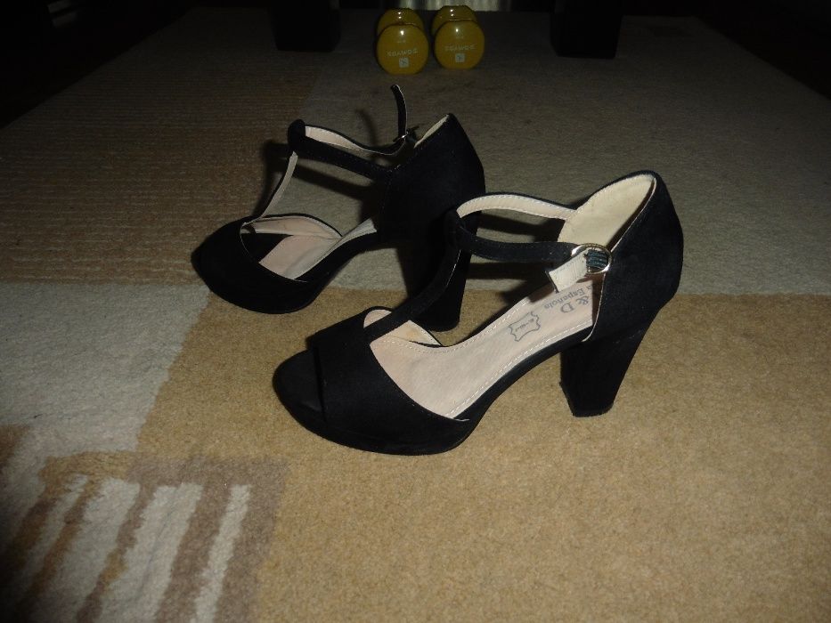 Sandália Senhora Nº 37 como novas , foram usadas uma vez ..