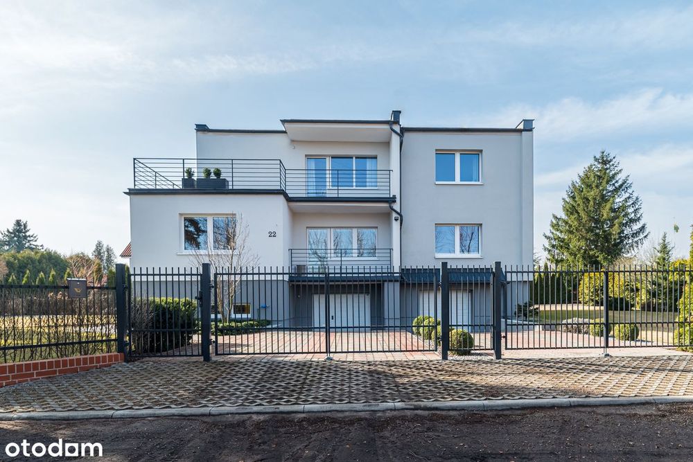 Przestronny dom dla 2 rodzin lub dużej rodziny, 3 garaże.