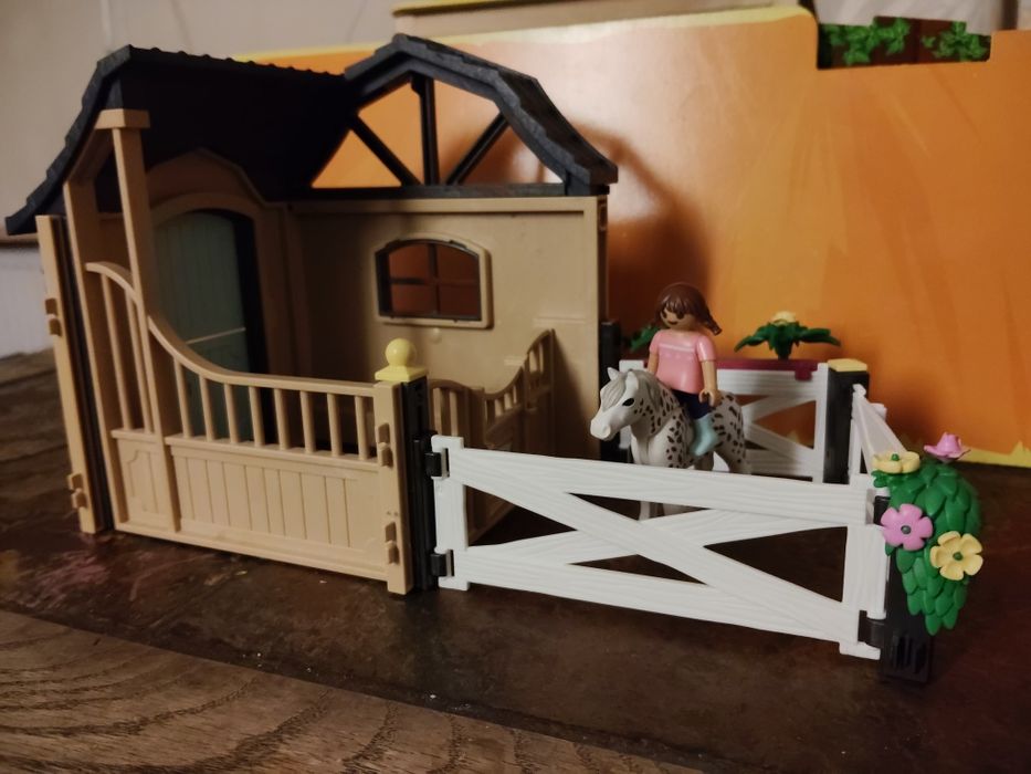 Playmobil stajnia 
PLAYMOBIL Country 71240 Przedłużenie stajni jeździe